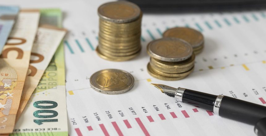 arranjo-de-moedas-e-notas-de-alto-angulo