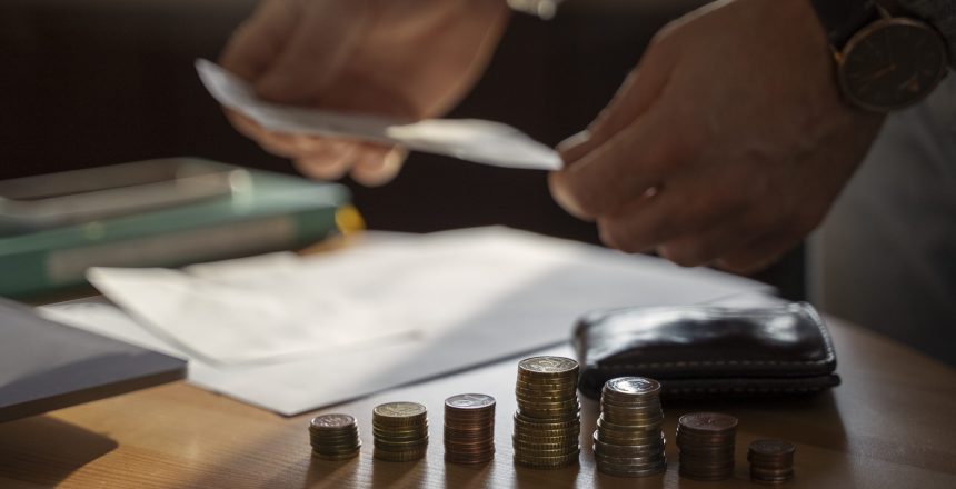 close-up-em-moedas-economizadas-para-despesas-de-crise-de-energia