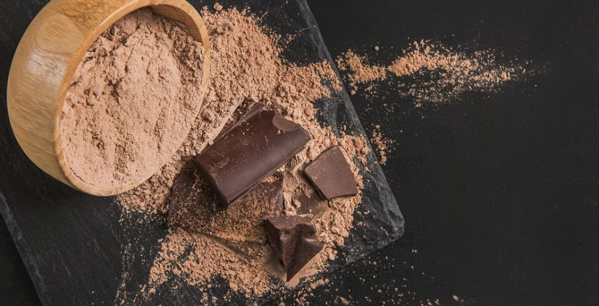 composicao-escura-de-chocolate-com-espaco-de-copia