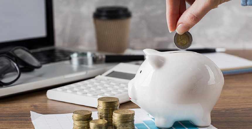 mao-colocando-moeda-no-cofrinho-e-grafico-de-crescimento