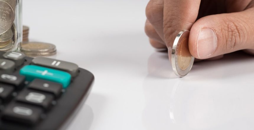 mao-humana-segurando-uma-moeda-e-espaco-para-copia-conceito-de-plano-de-investimento-empresarial_1423-5