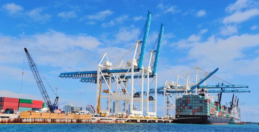 Decreto nº 332/2023, do Estado de Santa Catarina, autoriza a utilização de regimes especiais para importações realizadas por meio de portos localizados em outras unidades da Federação.