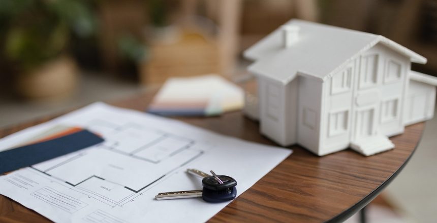 novas-chaves-de-casa-e-plano-na-mesa