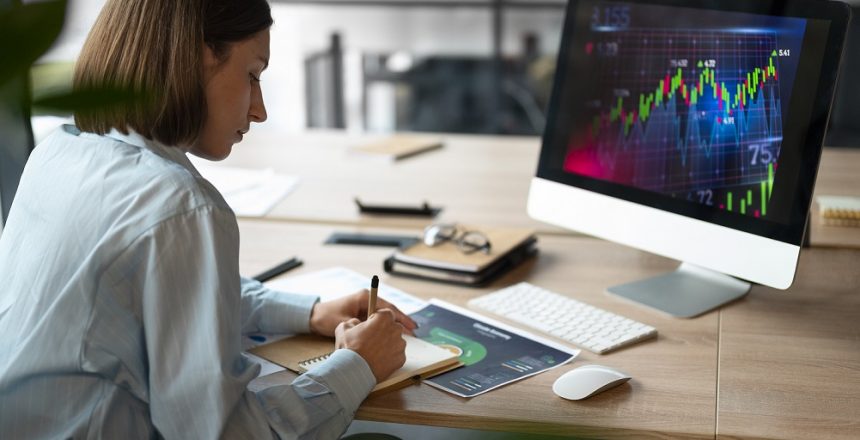 pessoa-no-escritorio-analisando-e-verificando-graficos-financeiros