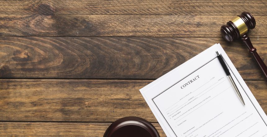 quadro-de-vista-superior-com-contrato-e-martelo-de-juiz-de-madeira