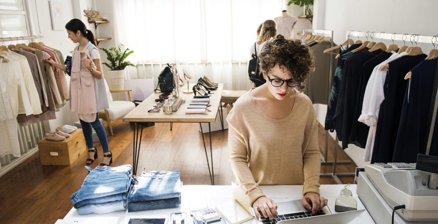 um-empresario-feminino-esta-usando-o-laptop
